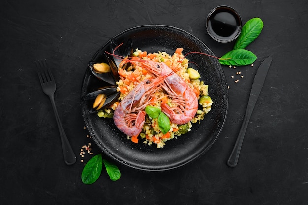 Bulgur con gamberetti, cozze e verdure Sullo sfondo vecchio Vista dall'alto Spazio libero per il testo