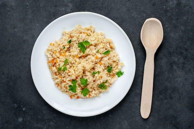 Bulgur con le verdure su una zolla bianca