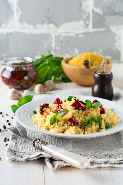 Bulgur con pomodori secchi e basilico