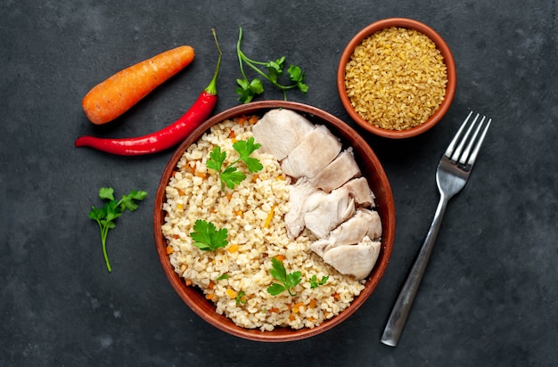 Bulgur con verdure e filetto di pollo su una ciotola