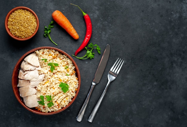 Bulgur con verdure e filetto di pollo su una ciotola