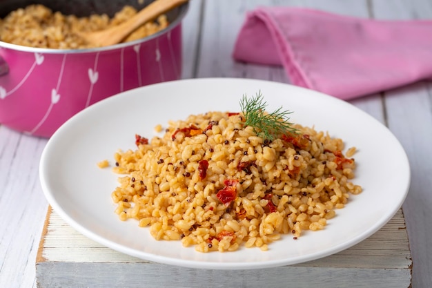 Bulgur pilaf con quinoa food concept photo Nome turco kinoali bulgur pilavi