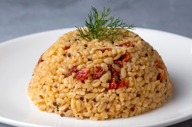 Bulgur pilaf con quinoa food concept photo Nome turco kinoali bulgur pilavi