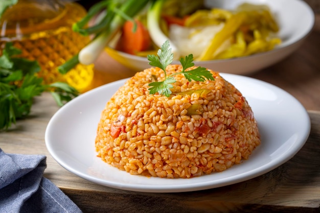 Bulgur pilaf turco tradizionale con salsa di pomodoro nel piatto (nome turco; meyhane pilavi)