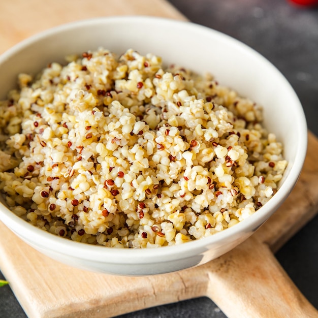 bulgur quinoa porridge mix di cereali fresco pasto sano dieta alimentare spuntino sul tavolo copia spazio cibo