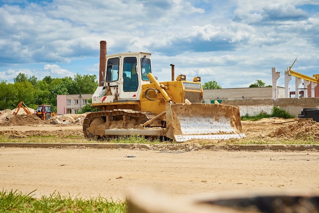 Bulldozer giallo in cantiere macchinari pesanti per la costruzione