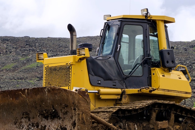 Bulldozer sulla costruzione di strade in montagna