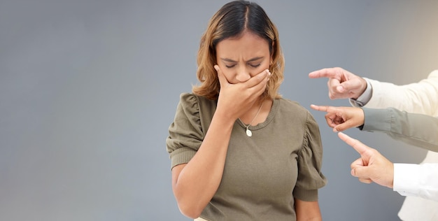 Bullismo che indica e mani con donna d'affari per errore vergogna e tradimento sul posto di lavoro Sfondo muro colpevole e ragazza sconvolta con le dita puntate per incolpare giudizio negativo e conflitto