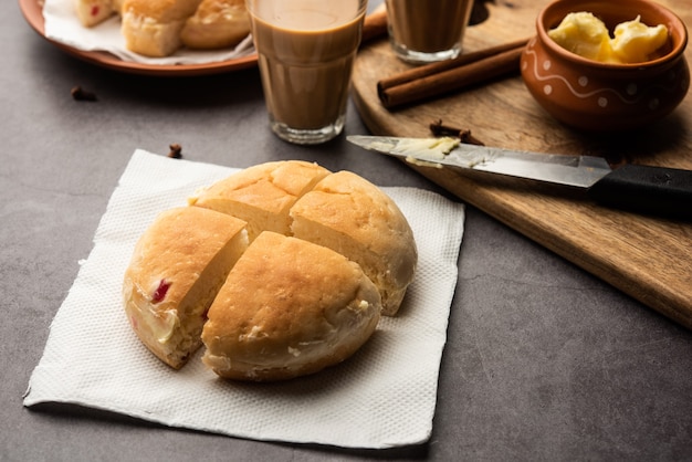 Bun-maska Tea o bun Maska chai combo presenta un panino leggermente dolce tempestato di uvetta che viene tagliato a metà e carico di burro sano, cibo di Mumbai