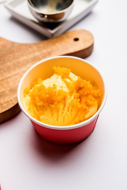 Bundi laddu o gelato Motichoor è una fusione di gelato con laddoo dolce tradizionale indiano motichur dall'India, messa a fuoco selettiva