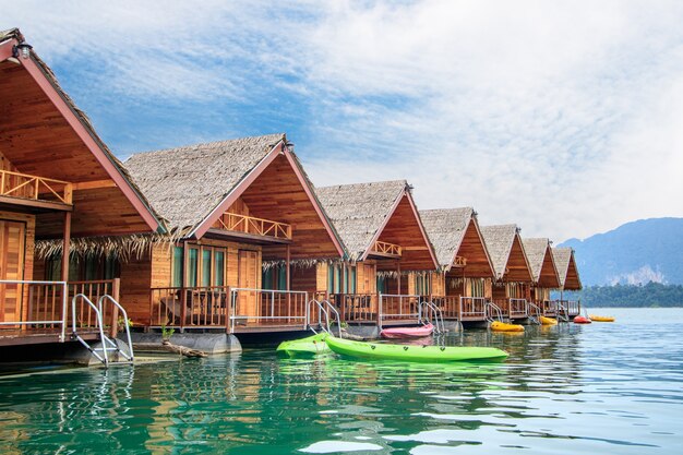 Bungalow di galleggiamento nella diga Tailandia di Ratchaprapa