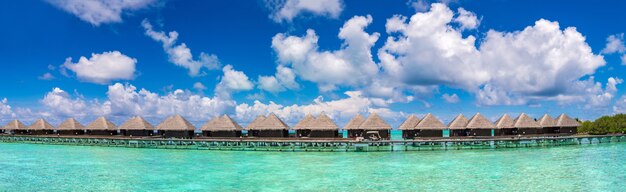 Bungalow sull'acqua all'isola tropicale delle Maldive