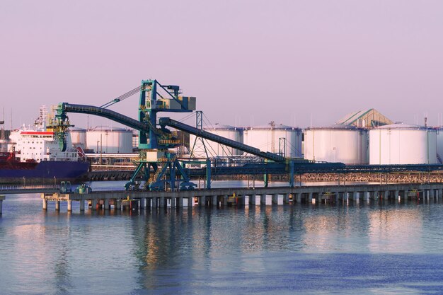 Bunker della gru e dell'olio a Marina a Ventspils al tramonto. Ventspils è una città nella regione della Curlandia in Lettonia. La Lettonia è uno dei paesi baltici