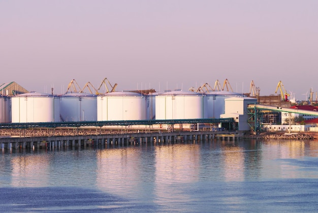 Bunker petroliferi a Marina a Ventspils al tramonto. Ventspils è una città nella regione della Curlandia in Lettonia. La Lettonia è uno dei paesi baltici