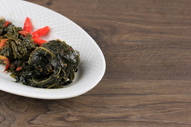 Buntil Daun Singkong Saltato in padella foglie di manioca ripiene di cocco grattugiato Petai Cina e acciughe salate