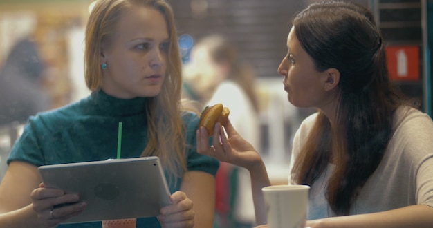 Buon amico che condivide una gustosa torta al bar?