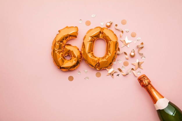 Buon anniversario, bottiglia di champagne con un palloncino d'oro.