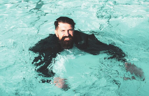 Buon business. Uomo d'affari con un vestito che nuota in piscina.