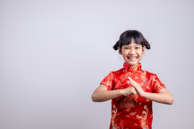 Buon Capodanno cinese. Bambine asiatiche con gesto di congratulazioni