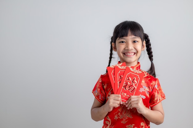 Buon Capodanno cinese. bambine asiatiche sorridenti che tengono una busta rossa