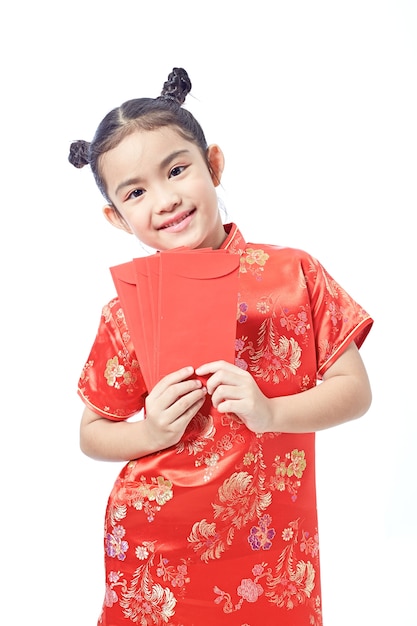 buon Capodanno cinese. sorriso ragazza asiatica che tiene la busta rossa