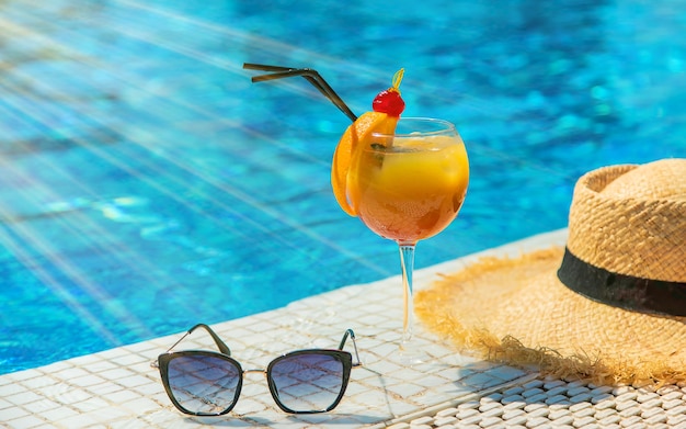 Buon cocktail a bordo piscina. Messa a fuoco selettiva.