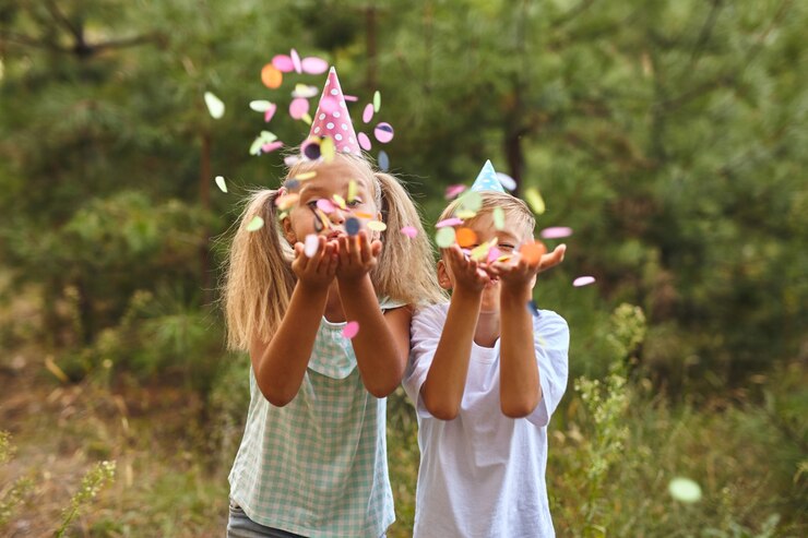 Buon compleanno bambini con coriandoli alla festa di compleanno all'aperto
