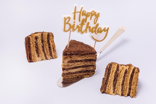 Buon compleanno Candele sulla fetta di torta al cioccolato Gustosa fetta di cioccolato fatta in casa