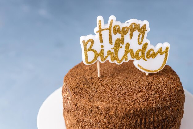 Buon compleanno Candele sulla torta al cioccolato Gustosa torta al cioccolato fatta in casa per le vacanze