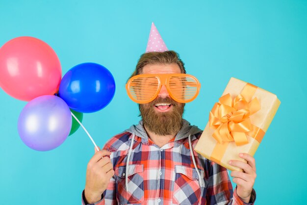 Buon compleanno festa uomo in bicchieri da festa con palloncini e regalo che celebra le persone gioia divertimento