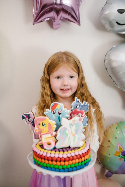 Buon compleanno ragazza con una torta Torta decorata con toppers my little pony Torta di compleanno per 5 anni Torta nello stile di un unicorno multicolore e tema arcobaleno