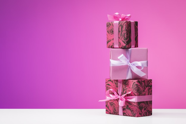 Buon compleanno Set di scatole multicolori disposte verticalmente con doni