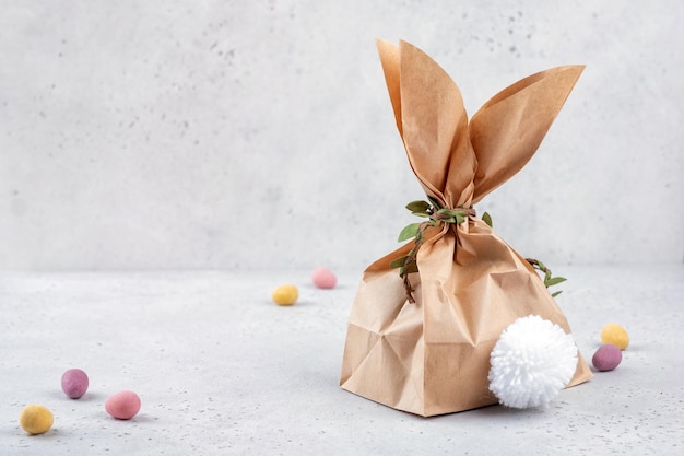 Buon concetto di sfondo per le vacanze di Pasqua Borsa regalo del coniglietto di Pasqua