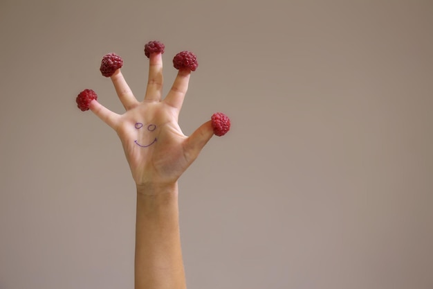 Buon divertimento per bambini con il lampone