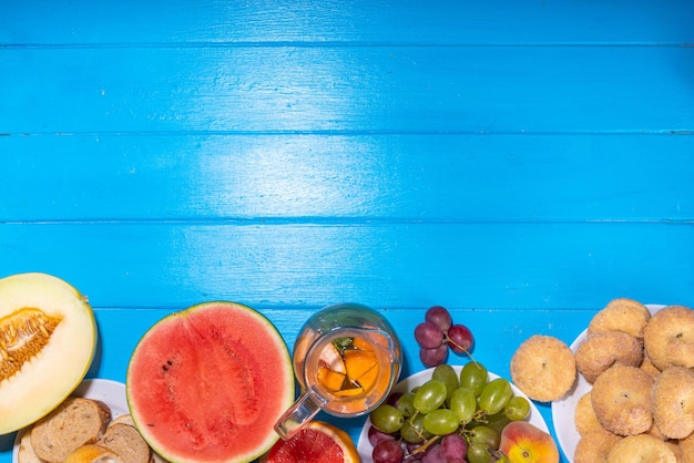 Buon Ferragosto felice in lingua italiana sfondo delle vacanze estate festa della raccolta italiana 15 agosto brunch festa di famiglia antipasto cibi con melone melone uva formaggio snack bevande