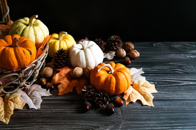 Buon Giorno del Ringraziamento con zucca e noci sul tavolo di legno