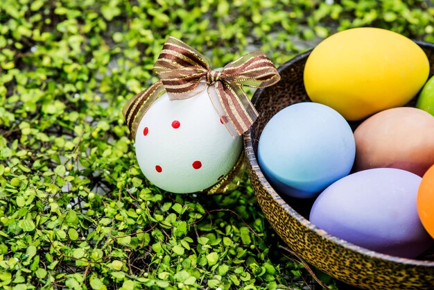 Buon giorno di Pasqua, coniglietto e uovo, i cristiani di tutto il mondo festeggiano