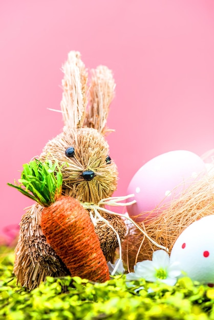 Buon giorno di Pasqua, coniglietto e uovo, i cristiani di tutto il mondo festeggiano