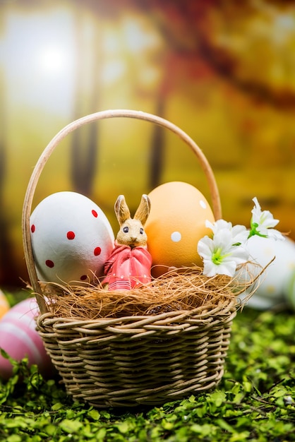 Buon giorno di Pasqua, coniglietto e uovo, i cristiani di tutto il mondo festeggiano