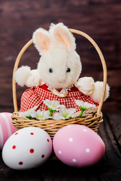 Buon giorno di Pasqua, coniglietto e uovo, i cristiani di tutto il mondo festeggiano