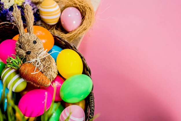 Buon giorno di Pasqua, coniglietto e uovo, i cristiani di tutto il mondo festeggiano