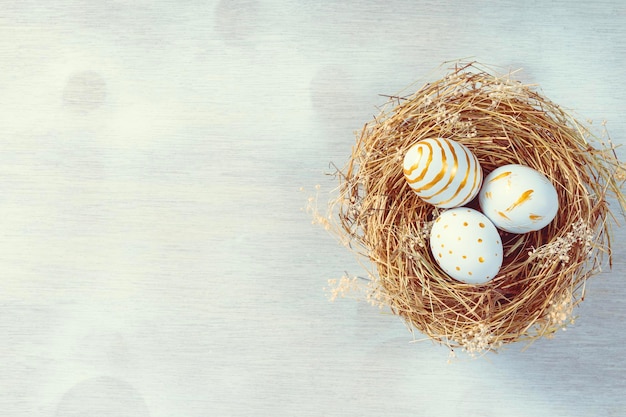 Buon giorno di pasqua Uova di Pasqua su sfondo di legno Saluti e regali per festeggiare il giorno di Pasqua