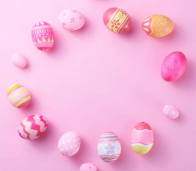 Buon giorno di Pasqua uova su sfondo di carta con copia spazio