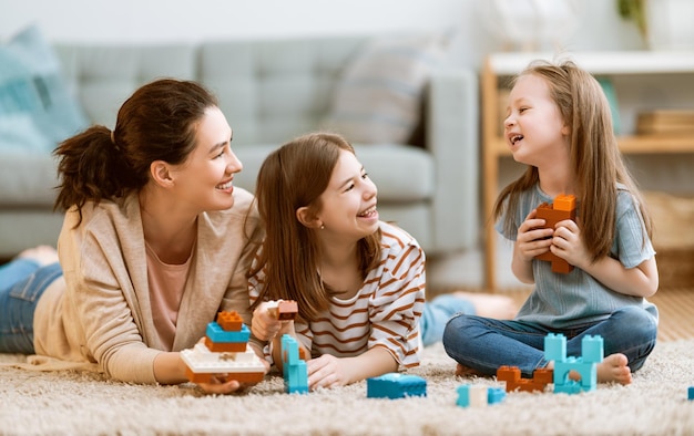 Buon giorno La mamma e le sue figlie giocano a sorridere e abbracciare