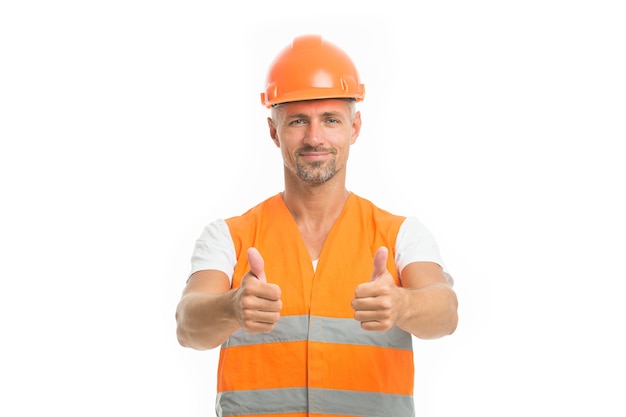 Buon lavoro. La sicurezza è il punto principale. Il costruttore dell'uomo indossa un elmetto protettivo e uno sfondo bianco uniforme. Macchina fotografica di sguardo sicura del costruttore del lavoratore. Concetto di equipaggiamento protettivo. Forte bel costruttore.