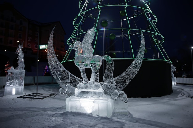 Buon Natale belle sculture di ghiaccio vista notturna