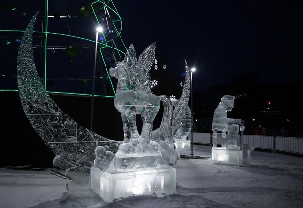 Buon Natale belle sculture di ghiaccio vista notturna