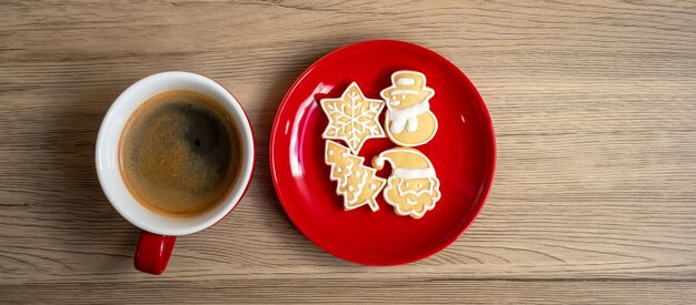 Buon Natale con biscotti fatti in casa e tazza di caffè su sfondo tavolo in legno Festa della vigilia di Natale e concetto di felice anno nuovo