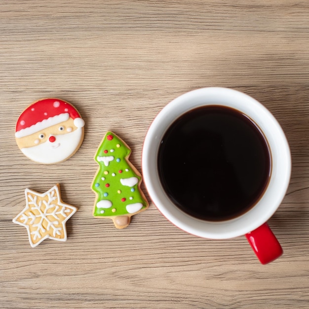 Buon Natale con biscotti fatti in casa e tazza di caffè su sfondo tavolo in legno Festa della vigilia di Natale e concetto di felice anno nuovo