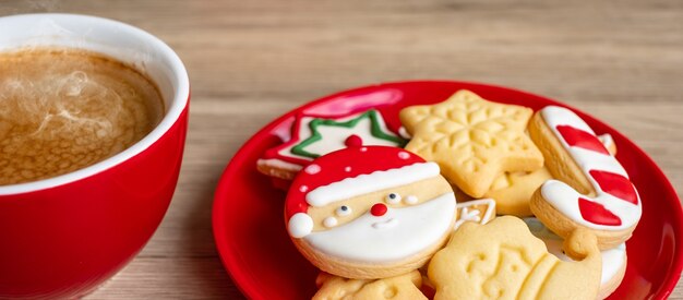 Buon Natale con biscotti fatti in casa e tazza di caffè sul fondo della tavola in legno. Vigilia di Natale, festa, vacanza e concetto di felice anno nuovo